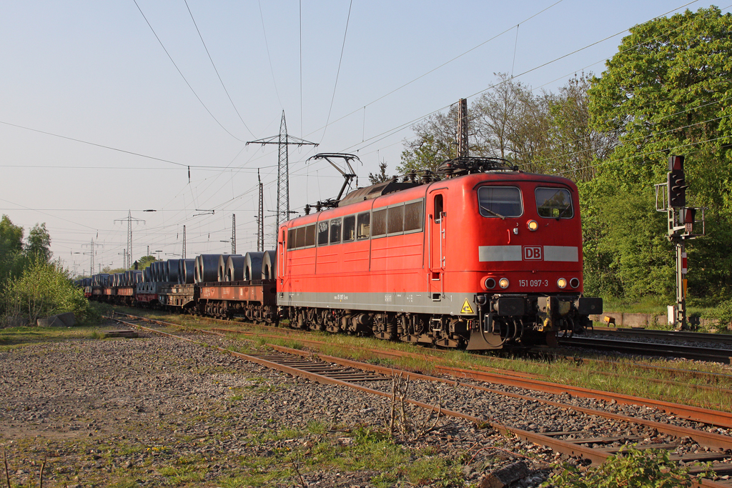 Die 151 097-3 in Ratingen Lintorf am 19,04,11