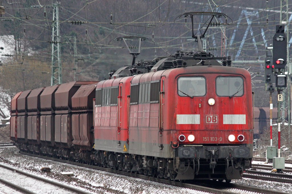 Die 151 103-9 mit einen Erzbomber in K�ln West am 06,01,10