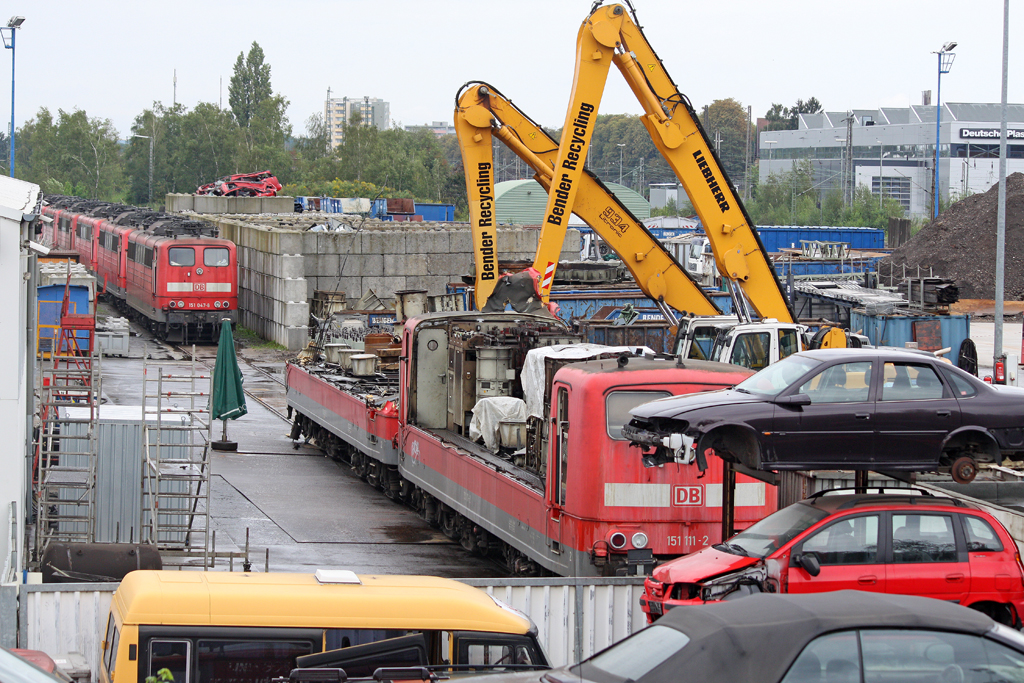 Die 151 111-2 , 151 xxx-x und 151 047-8 warten bei der Firma Bender in Opladen auf ihre Verschrottung am 11,09,11