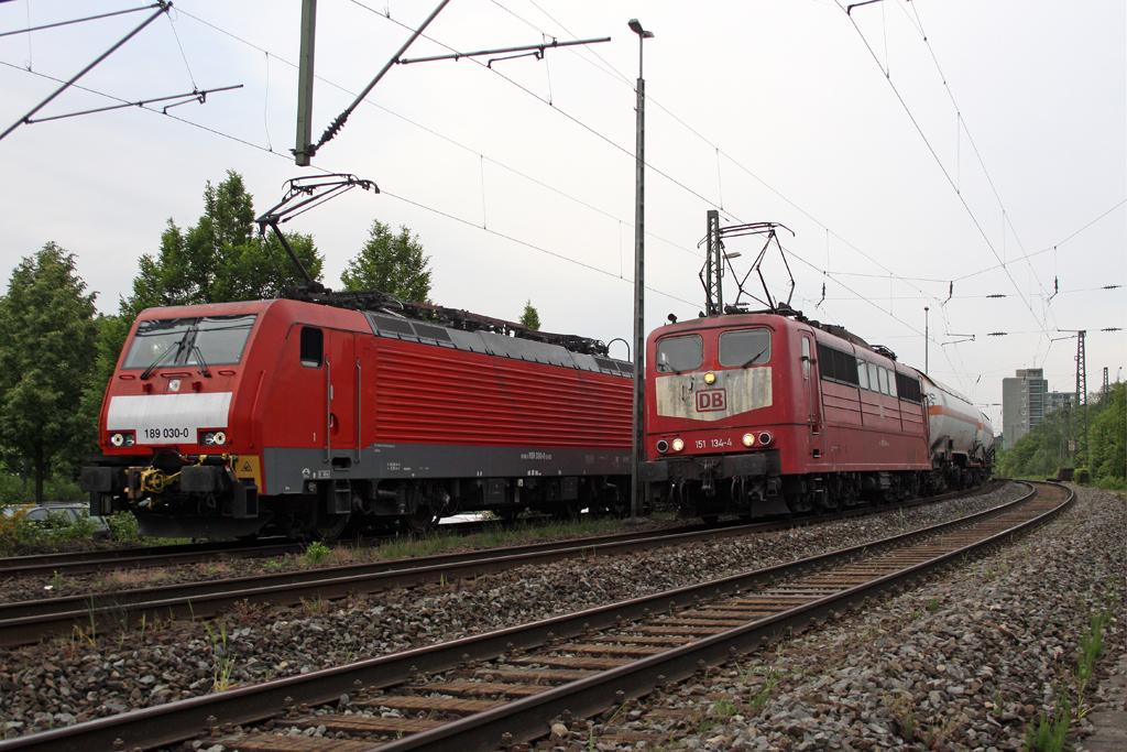 Die 151 134-4 neben 189 030-0 mit dem leeren Erzbomber in Opladen am Morgen des 10,05,11 