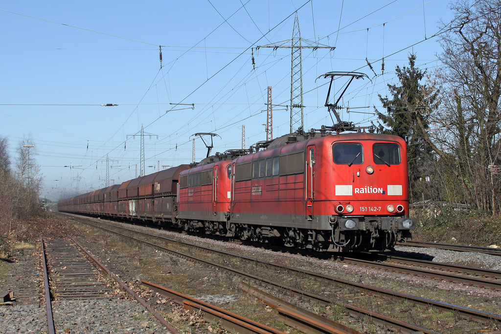 Die 151 142-7 und 151 xxx-x in Ratingen Lintorf am 07,03,11