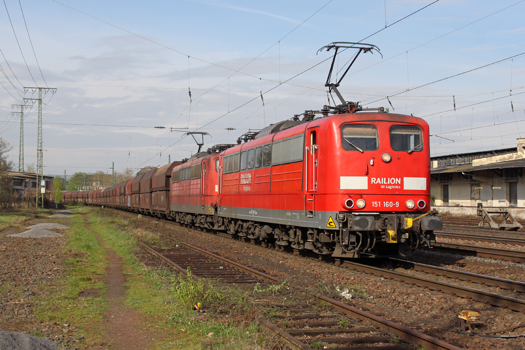 Die 151 160-9 und 151 103-9 mit dem 4000t Kohlebomber in Koblenz L�tzel am 07,04,11