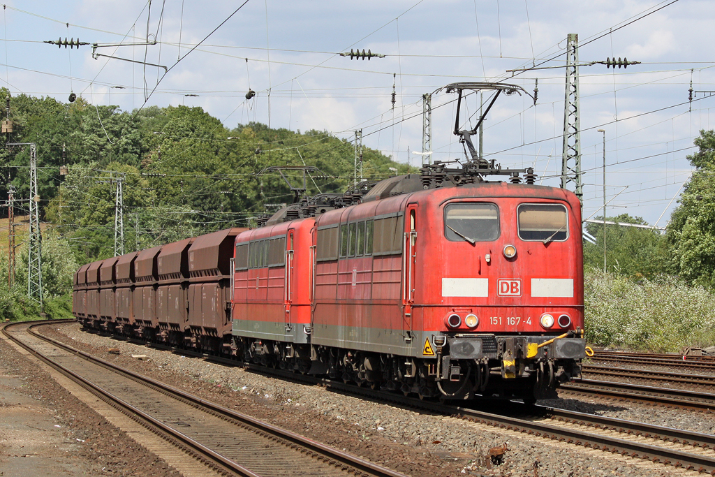 Die 151 167-4 und 151 102-1 in K�ln West am 15,07,10
