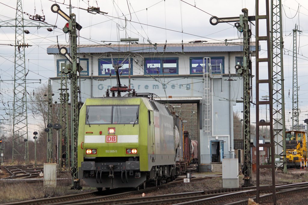 Die 152 005-5 bei der Ausfahrt aus Gremberg am 20,03,10