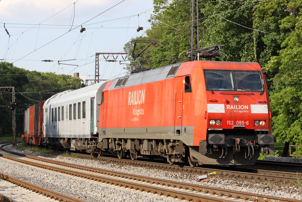 Die 152 095-6 in Duisburg Neudorf am 28,05,10