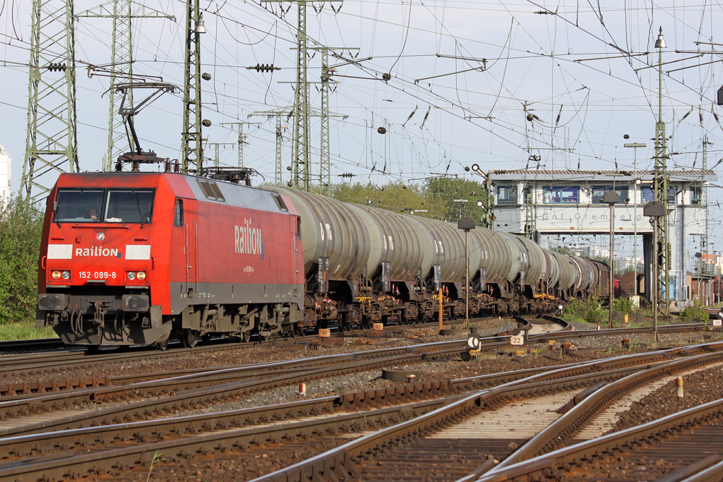 Die 152 099-8 in Gremberg am 05,05,10