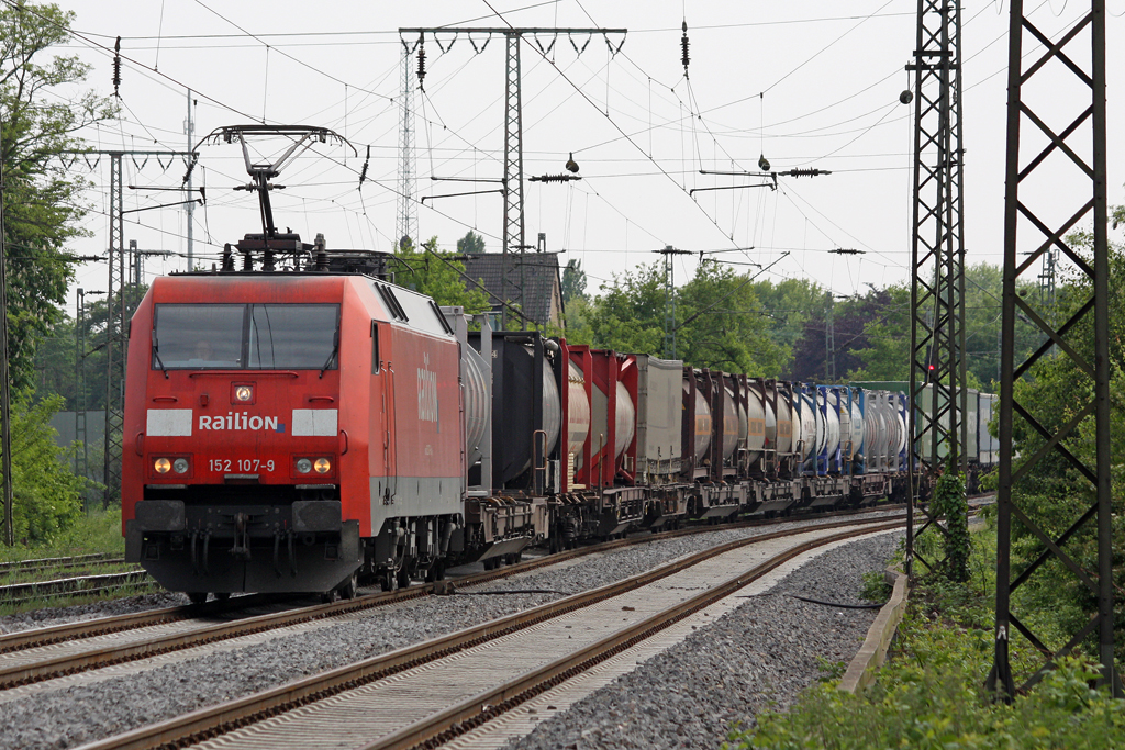 Die 152 107-9 in Duisburg Neudorf am 25,05,10