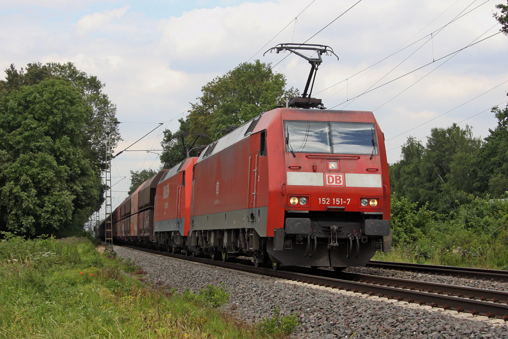 Die 152 151-7 und 152 106-1 mit einen 4000t Kohlebomber in Ratingen Tiefenbroich am 03,07,12