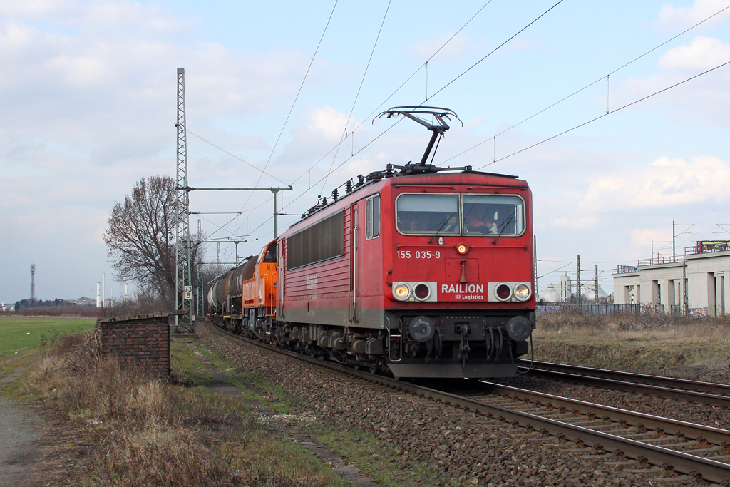 Die 155 035-9 mit der northrail 261 302-4 in Porz-Wahn am 06,03,12