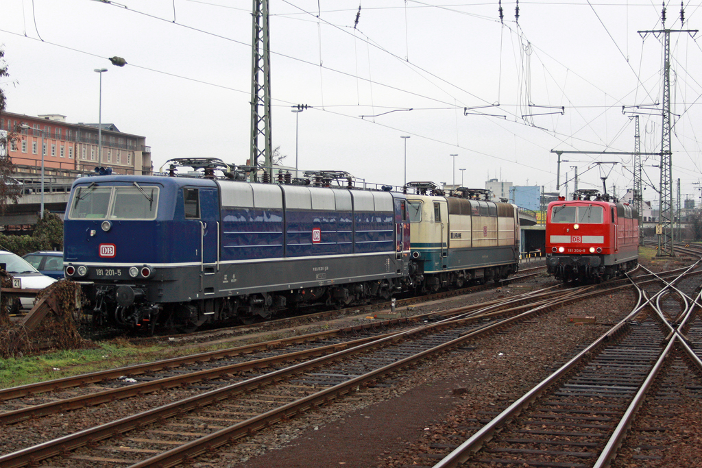Die 181 201-5 und 181 211-4 und 181 204-9 in Koblenz Hbf am 10,01,11