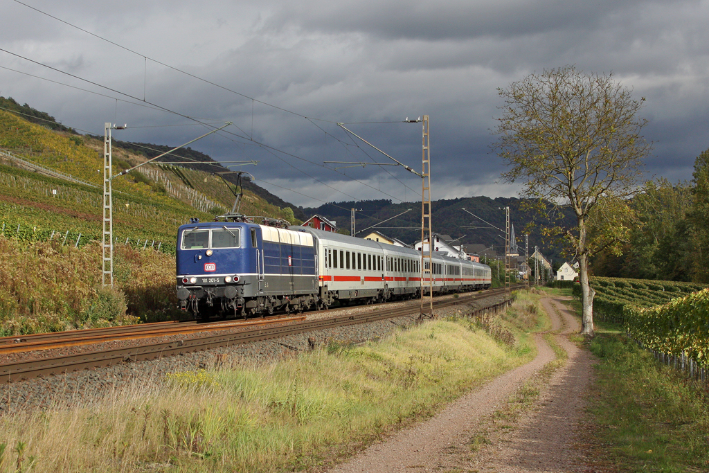 Die 181 201-5 mit dem IC 134 nach Luxembourg in Pommern ( Mosel ) am 08,10,11