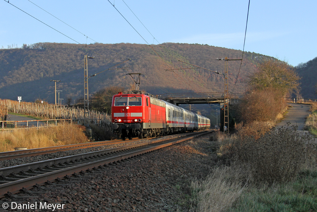 Die 181 205-6 mit IC 134 nach Luxembourg im letzten Licht des Tages in Winningen (Mosel) am 13,01,13