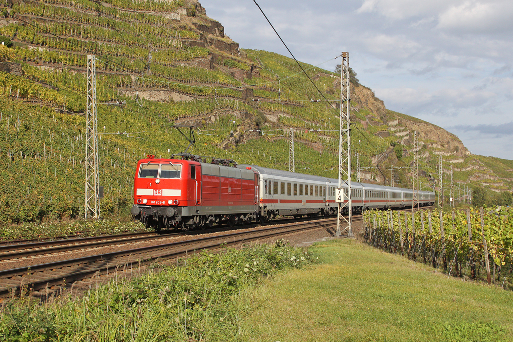 Die 181 209-8 in Winningen ( Mosel ) am 10,10,11