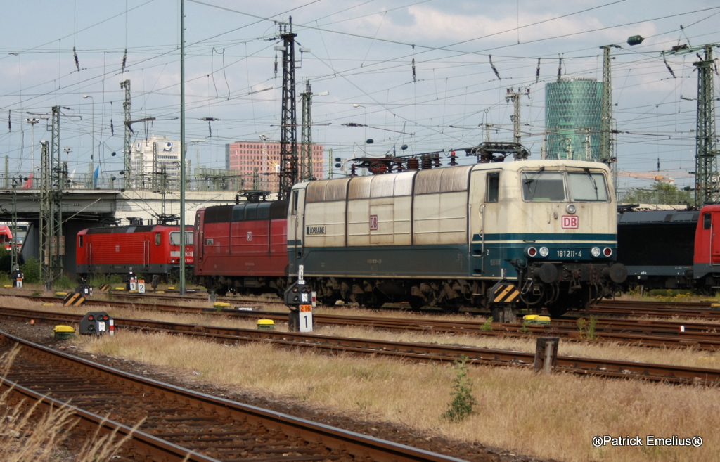 Die 181 211-4 Loriane und im Hintergrund die 181 213 Saar  , im BW Frankfurt 1 aufgenommen von der Zurfahrtstrasse am 22.06.2010