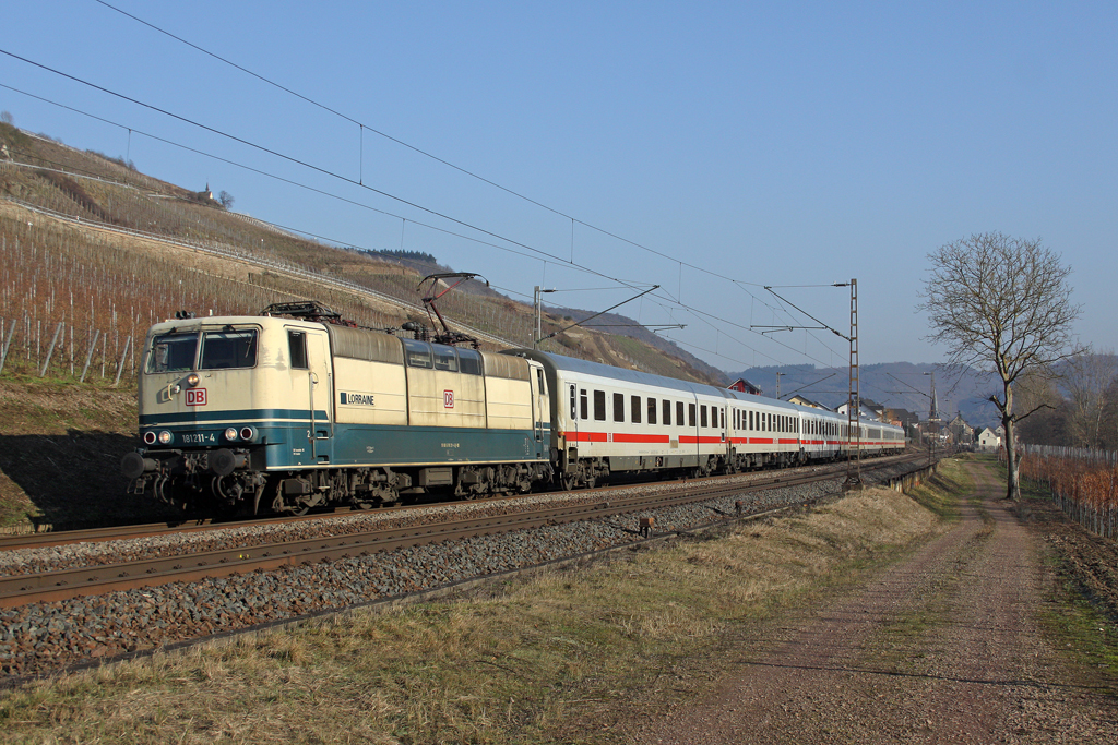 Die 181 211-4 mit IC 136 in Pommern (Mosel) am 29,01,11