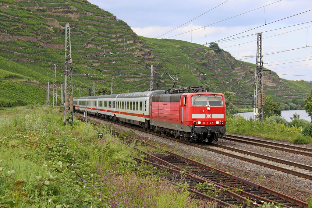 Die 181 219-7 mit IC 132 in Winningen ( Mosel ) am 18,07,12 