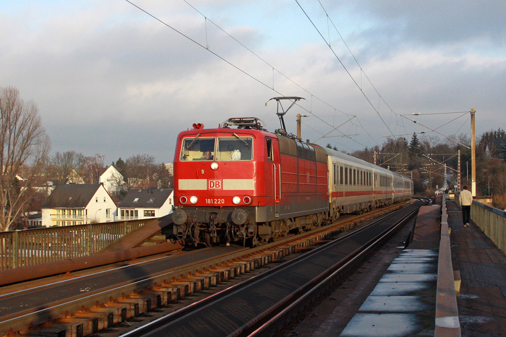 Die 181 220 mit IC 134 nach Luxembourg auf der Koblenz G�lser Eisenbahnbr�cke am 02,01,11