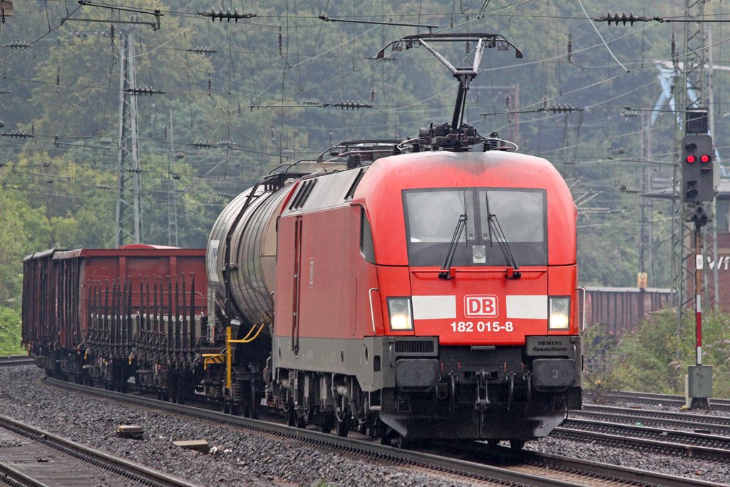 Die 182 015-8 mit einen gemischten G�terzug in K�ln West, am 12,08,09