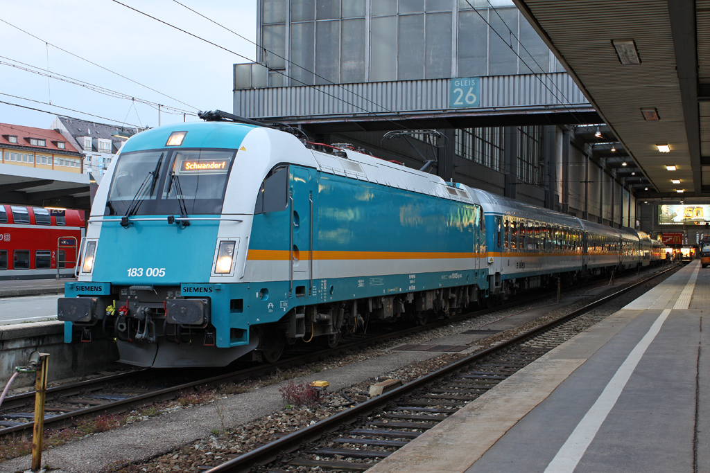 Die 183 005 in M�nchen Hbf am 29,07,11