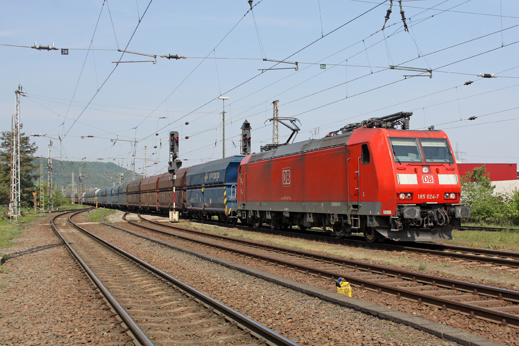 Die 185 024-7 mit einen Kohlezug in Trier am 24,04,11