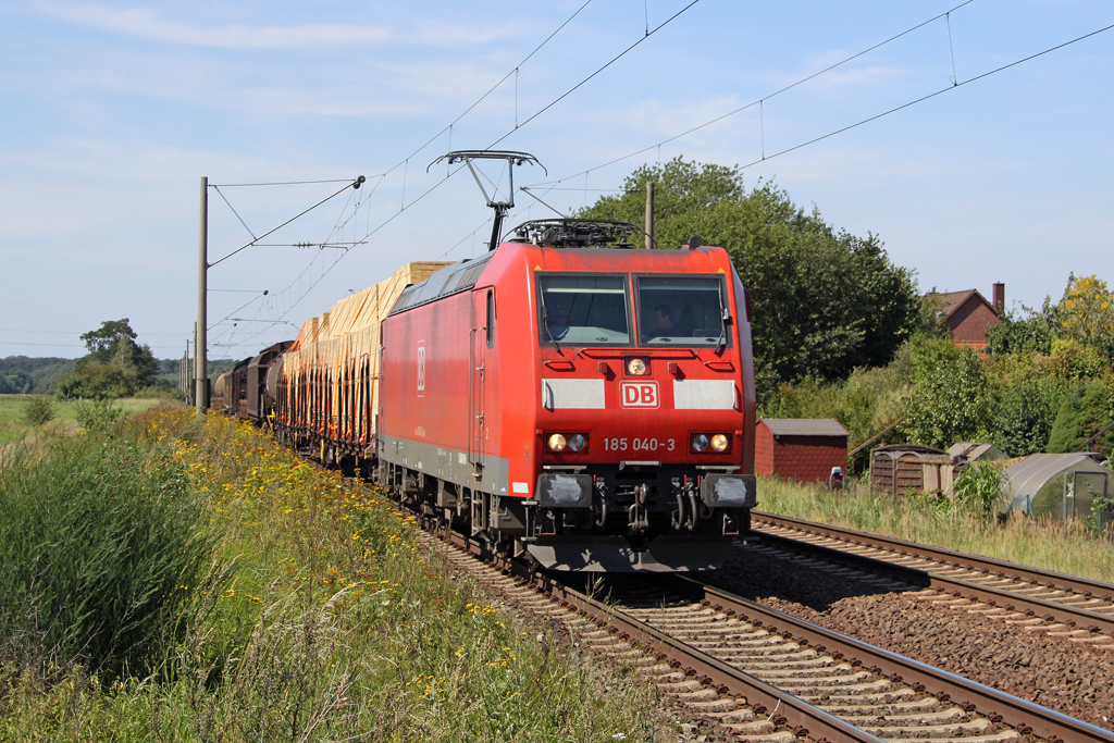 Die 185 040-3 in V�hrum am 20,08,11