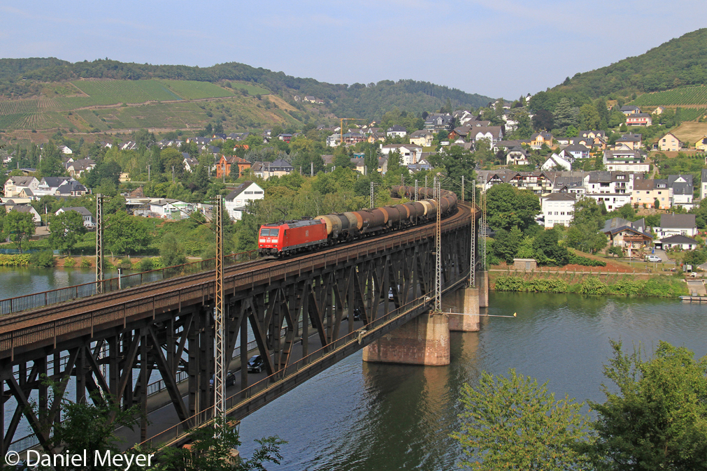 Die 185 060-1 auf der Doppelstockbr�cke von Bullay am 03,09,12