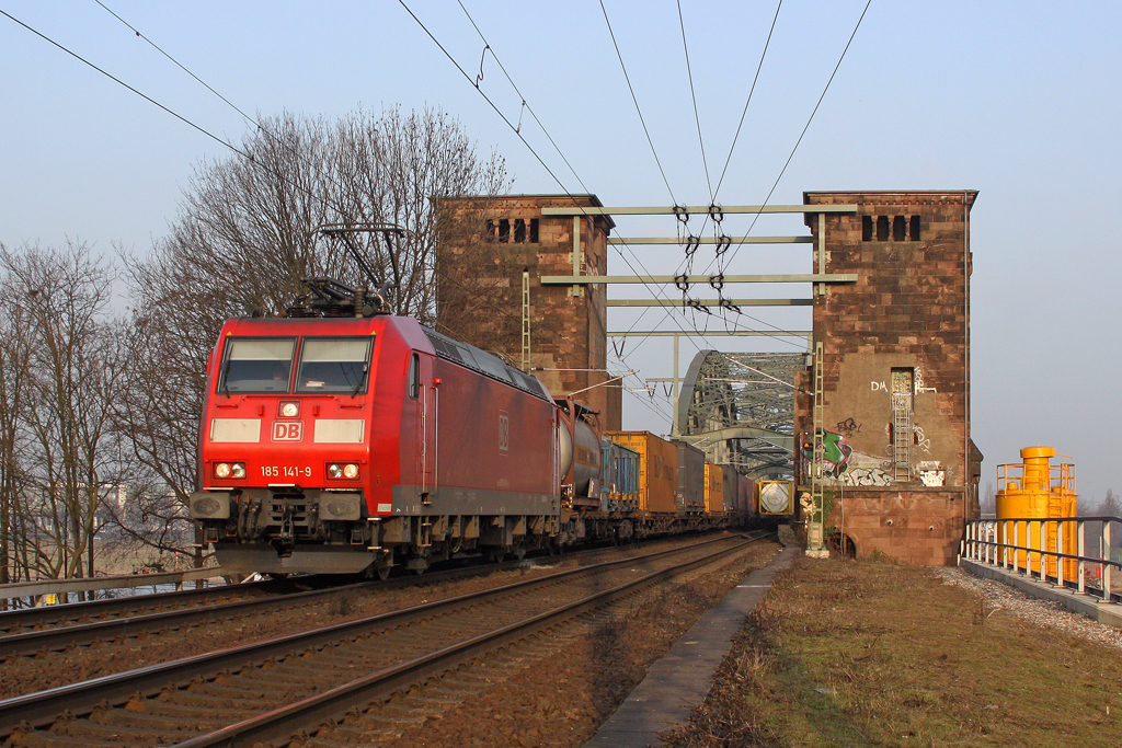 Die 185 141-9 an der K�lner S�dbr�cke am 01,03,12