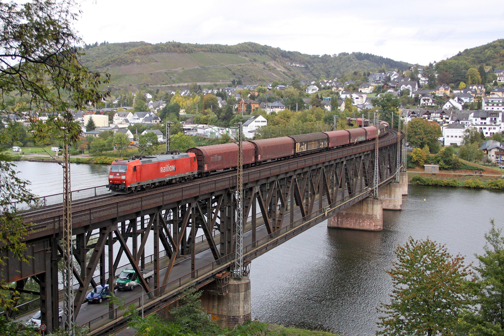 Die 185 162-5 auf der Doppelstockbr�cke von Bullay am 08,10,11