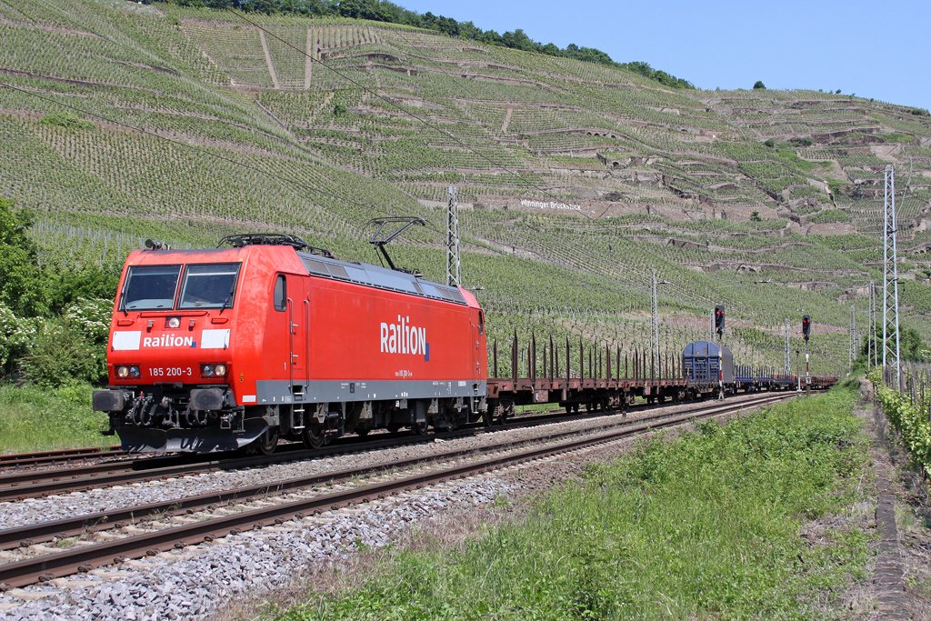 Die 185 200-3 in Winningen (Mosel) am 05,06,10