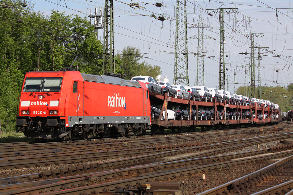 Die 185 212-8 mit einen AUDI Autozug in Gremberg am 05,05,10