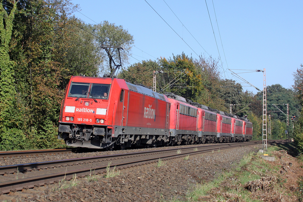 Die 185 218-5 zog den Vollstreckerzug von Seelze nach Opladen in Gruiten am 12,10,10  