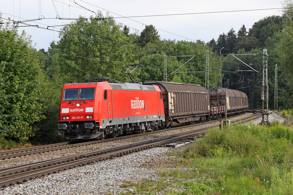 Die 185 221-9 in A�ling (Oberbay) am 29,07,11