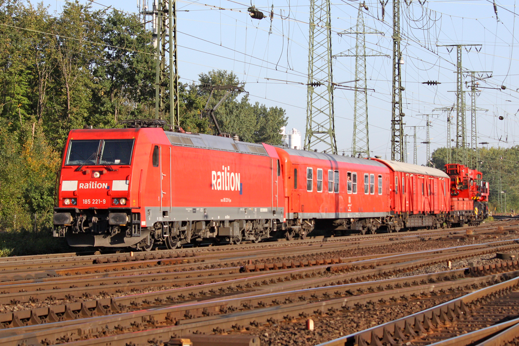 Die 185 221-9 mit einen Hilfszug in Gremberg am 04,10,10