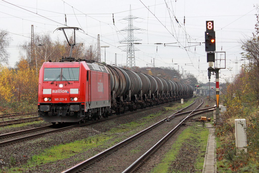 Die 185 221-9 in Ratingen Lintorf am 17,11,10