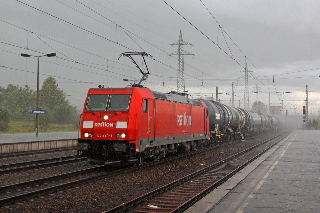 Die 185 224-3 in Berlin Sch�nefeld Flughafen am 08,08,11