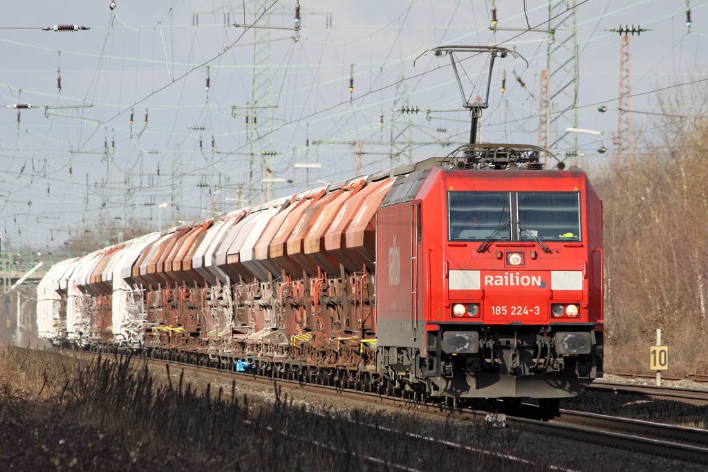 Die 185 224-3 mit einen Kalkzug in Ratingen Lintorf am 04,03,10