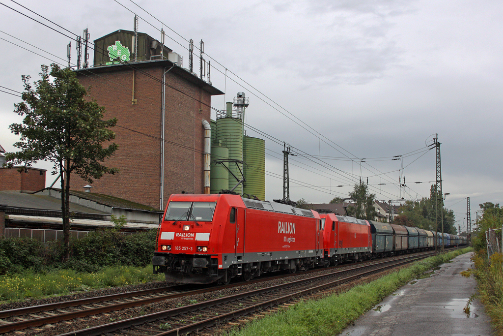 Die 185 257-3 und 185 xxx-x in Opladen am 11,09,11