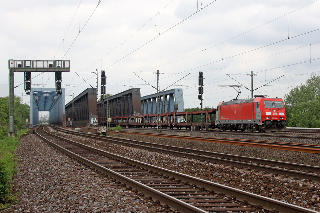 Die 185 326-3 auf der S�derelbbr�cke in Hamburg am 11,05,12