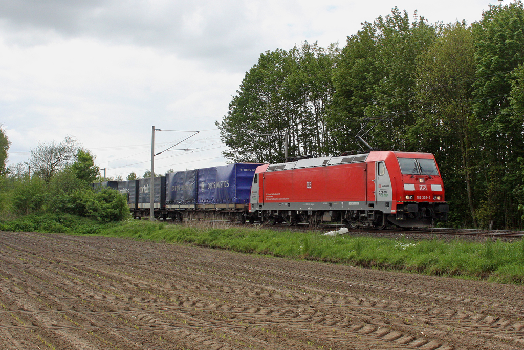 Die 185 336-2 bei Padenstedt am 13,05,12