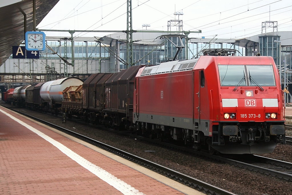Die 185 373-8 mit einem gemischten G�terzug aufgenommen am 20.03.2010 in Kassel-Wilhelmsh�he.
