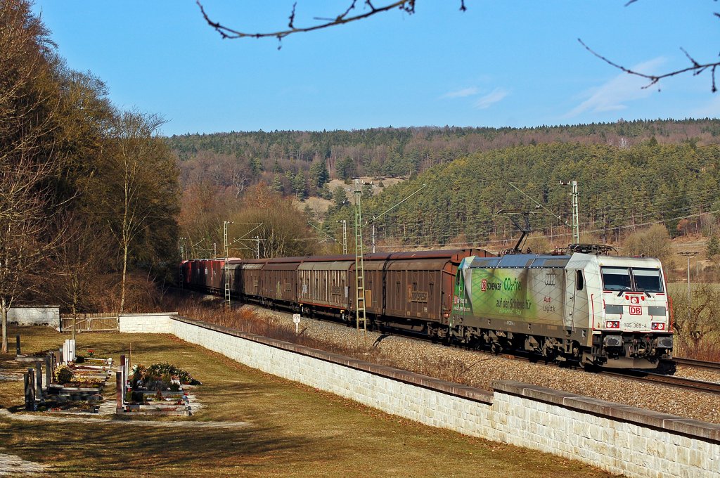 Die 185 389 f�hrt langsam durch das beschauliche �rtchen Solnhofen im Altm�hltal.
Aufgenommen am 12.03.2011