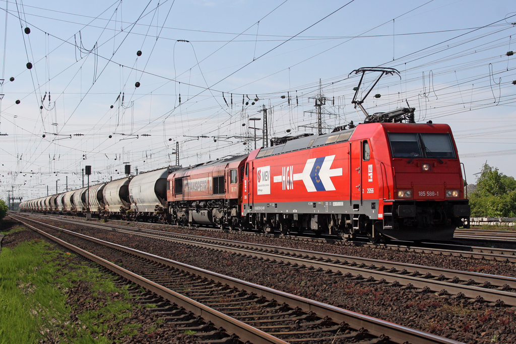 Die 185 588-1 und DE 672 der HGK in Koblenz L�tzel am 08,05,11