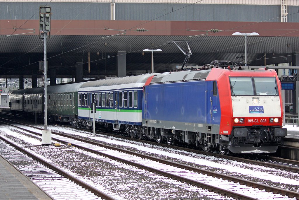 Die 185-CL 003 mit dem RE 13 Erstzzug in D�sseldorf Hbf am 13,02,10