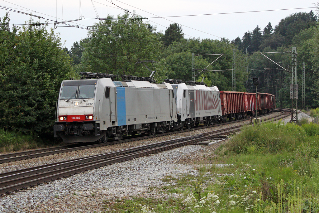 Die 186 104 und 186 284 in A�ling (Oberbay) am 30,07,11 