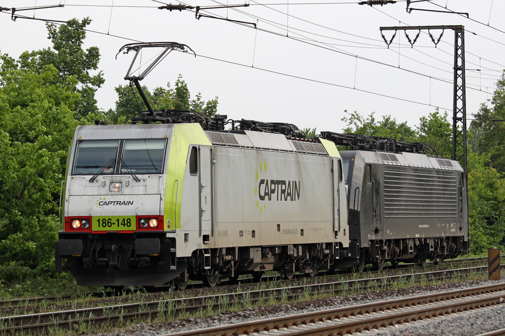 Die 186 148 und E 189 095 in Duisburg Neudorf am 25,05,10