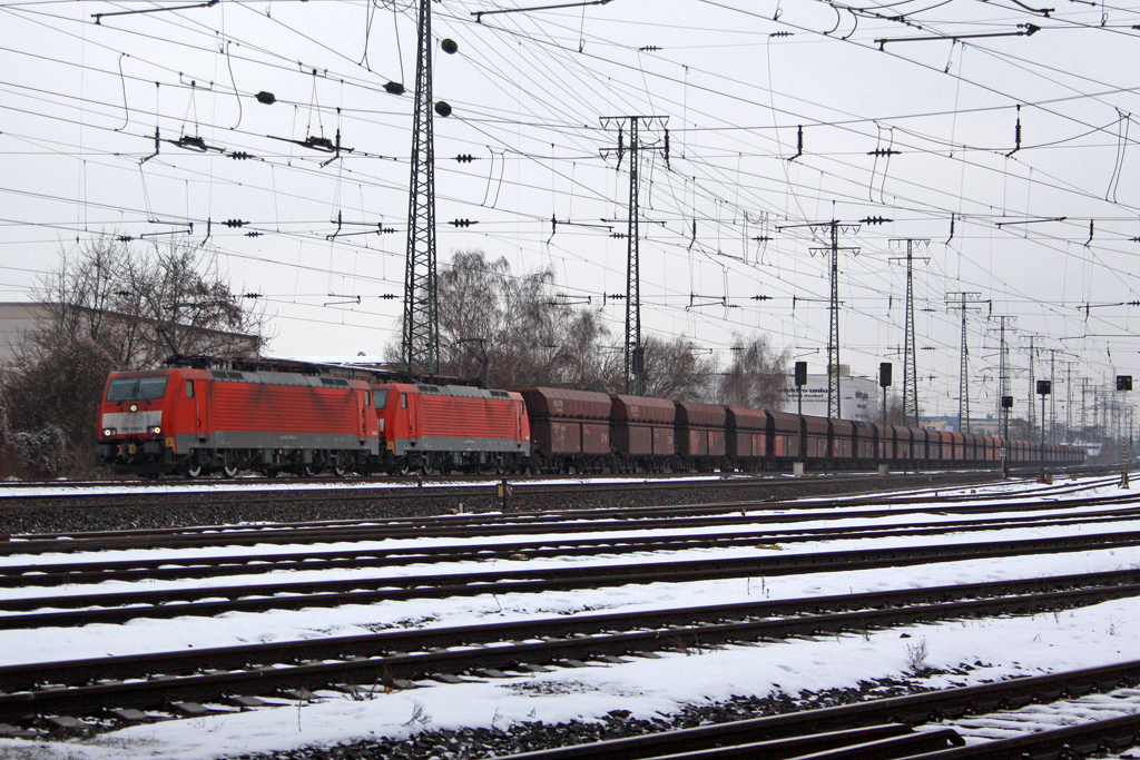 Die 189 030-0 mit einen Erzbomber in Koblenz L�tzel am 04,01,11