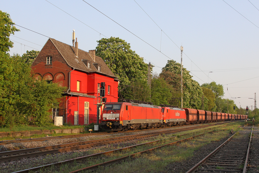 Die 189 037-5 und 189 040-9 mit dem leeren Erzbomber 48717 von Dillingen nach Rotterdam in Ratingen Lintorf am 21,04,11