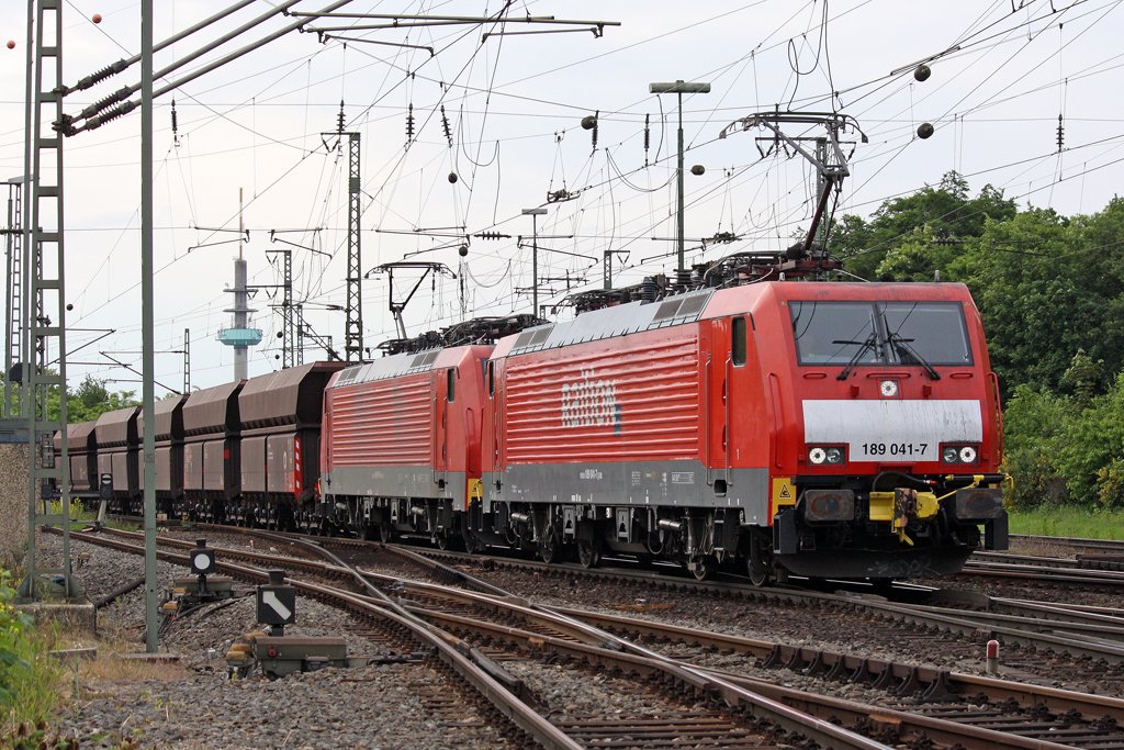 Die 189 041-7 und 189 xxx-x mit einen Erzzug in Gremberg am 29,05,10