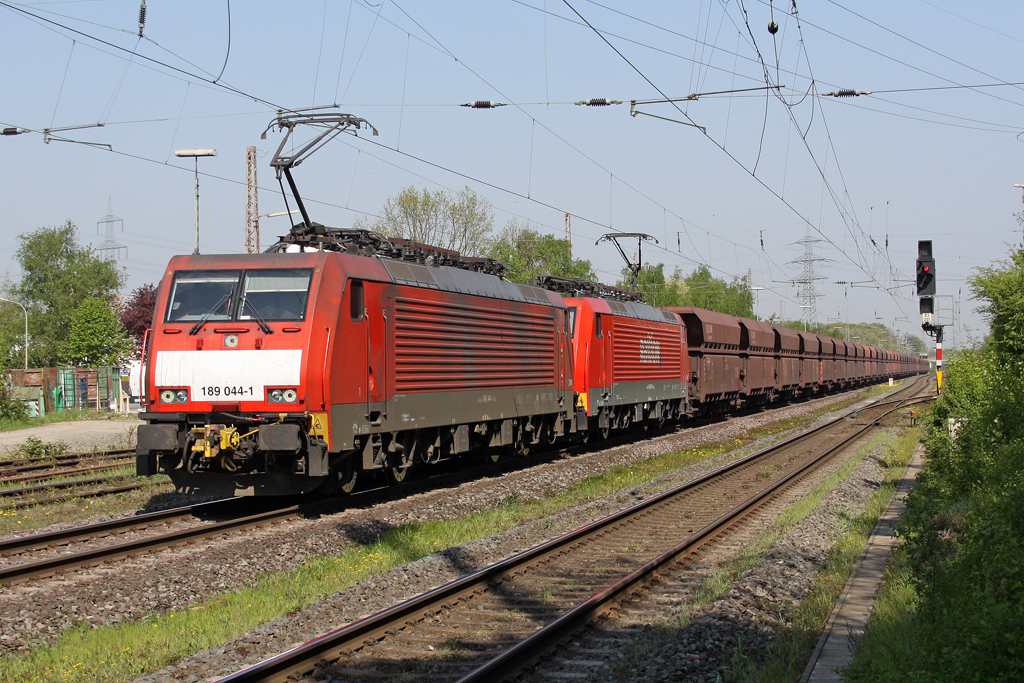 Die 189 044-1 und 189 xxx-x mit dem 5000t Erzbomber 48713 von Rotterdam nach Dillingen in Ratingen Lintorf am 21,04,11