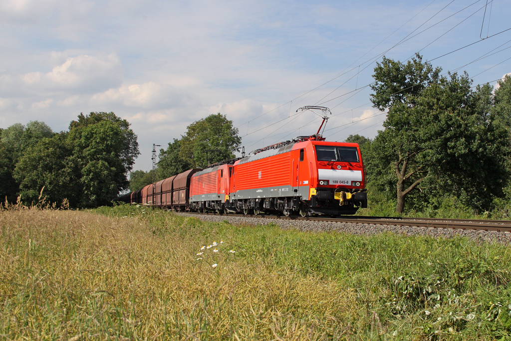 Die 189 045-8 und 189 034-2 mit dem 4000t Erzbomber 48715 von Rotterdam nach Dillingen ( Saar ) in Ratingen Tiefenbroich am 03,07,12